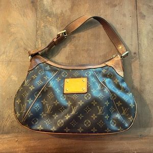 LOUIS VUITTON
Beautiful Authentic Monogram Canvas Thames GM Bag